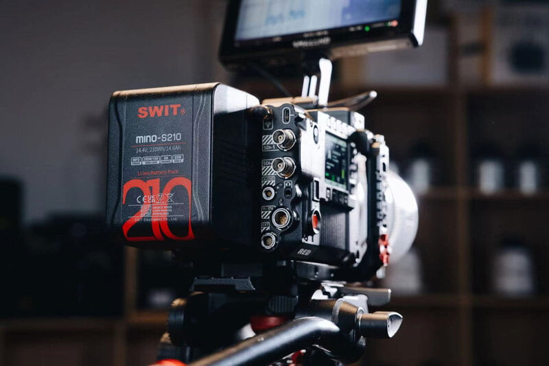 SWIT Mino-S210 | USB-C, tiny size with 210Wh pocket mini battery, USB-A/USB-C/D-tap, V-Mount, also ideal for long term use or high power draw lights