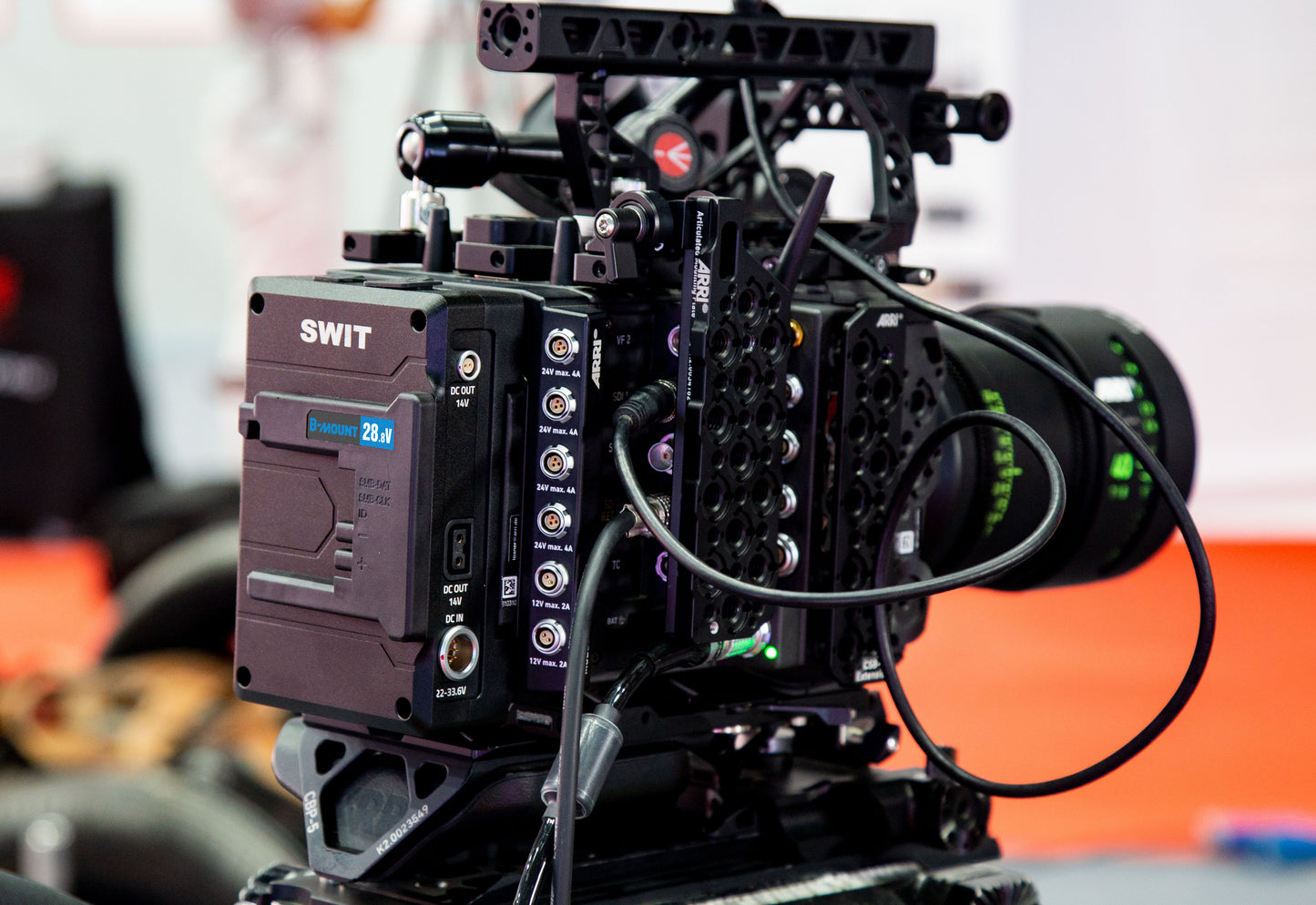 SWIT KA-B30B | High load with multi-sockets Hot-Swap Plate, for 28V B-mount battery to B-mount devices