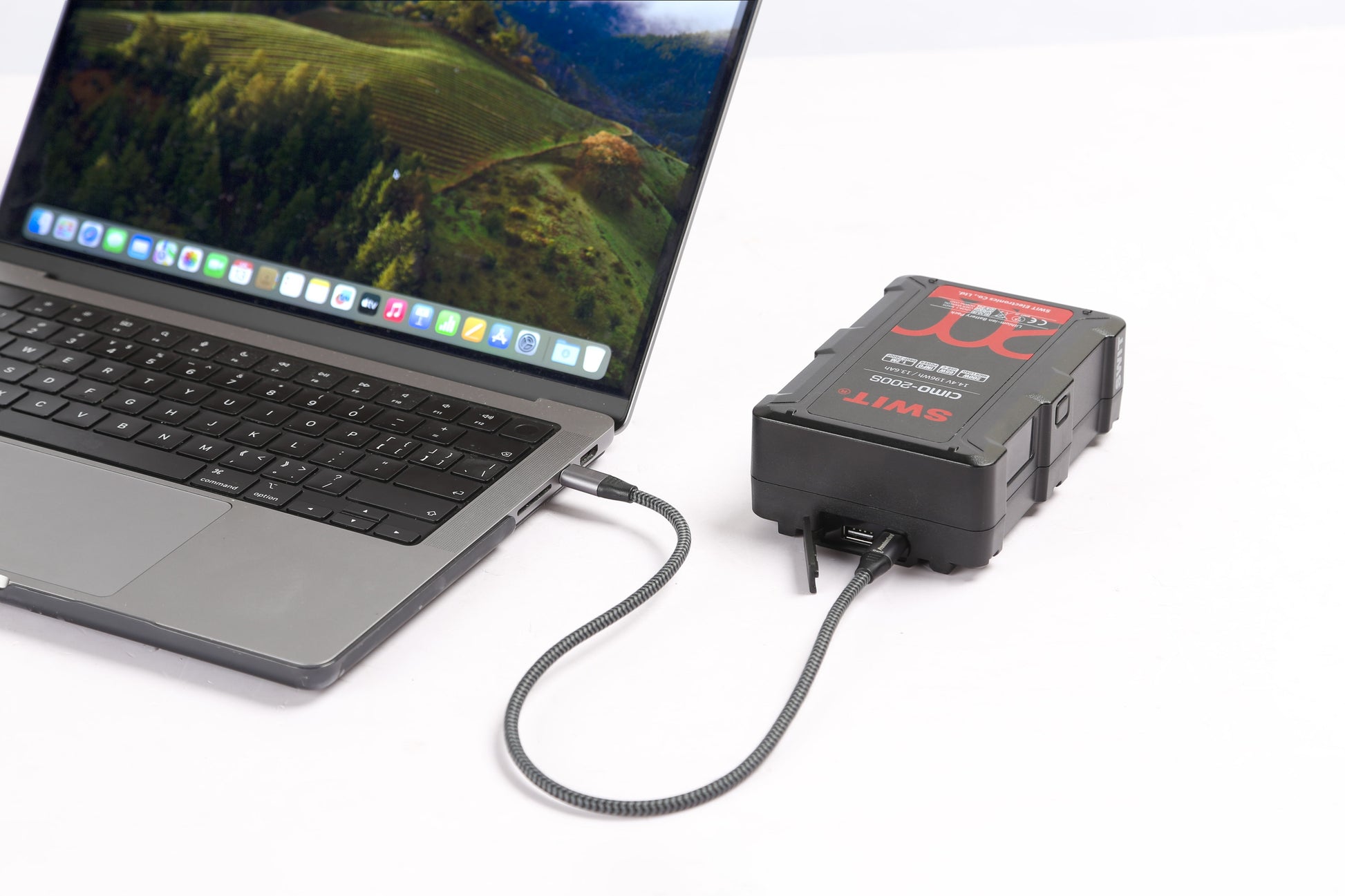 SWIT CIMO-200S | 200Wh 200W High Load V-Mount Battery with USB-C, OLED and powerful 2xD-taps, also ideal for long term use or high power draw lights