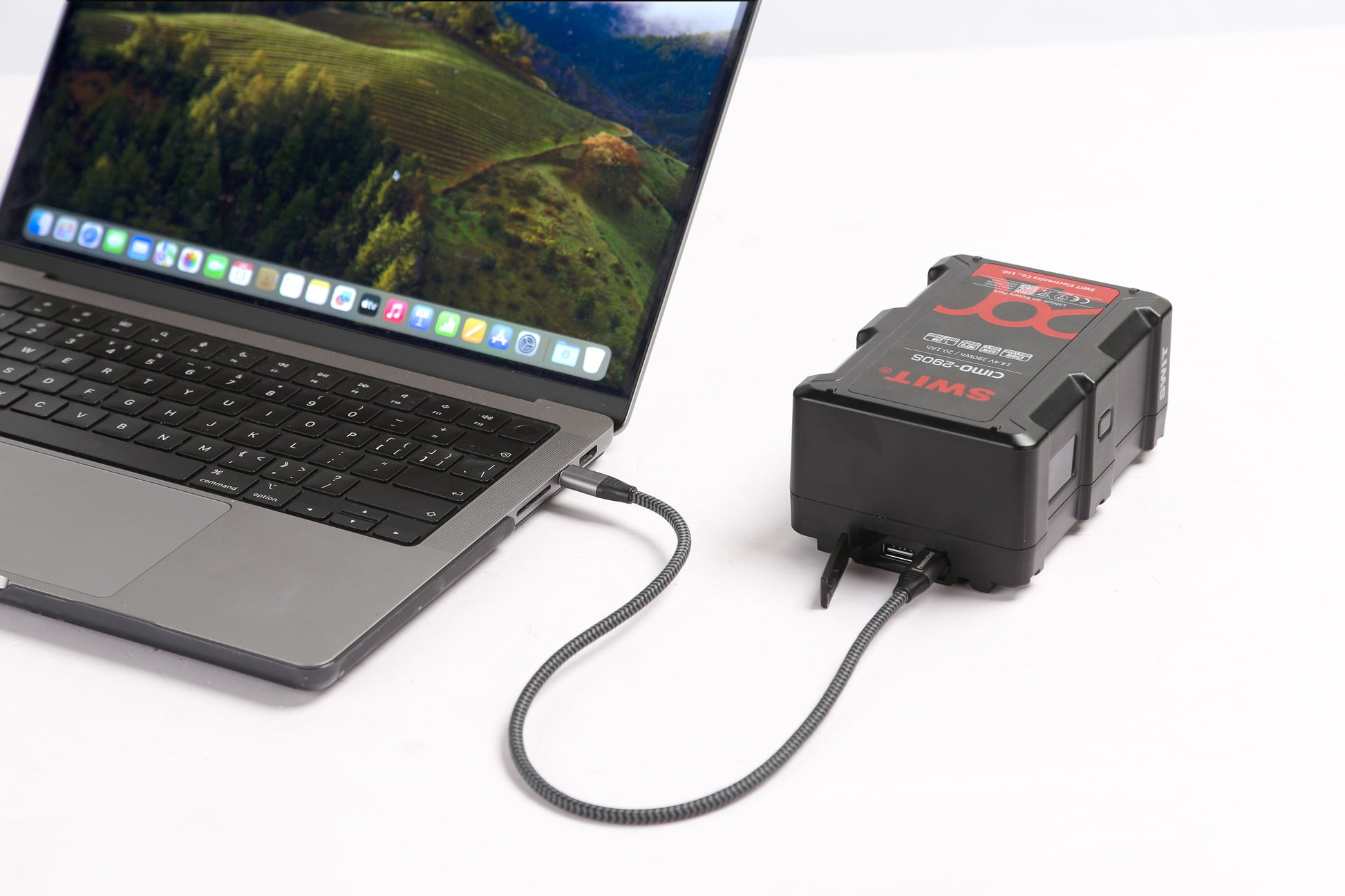 SWIT CIMO-290S | 290Wh 250W High Load V-Mount Battery with USB-C, OLED and powerful 2xD-taps, also ideal for long term use or high power draw lights