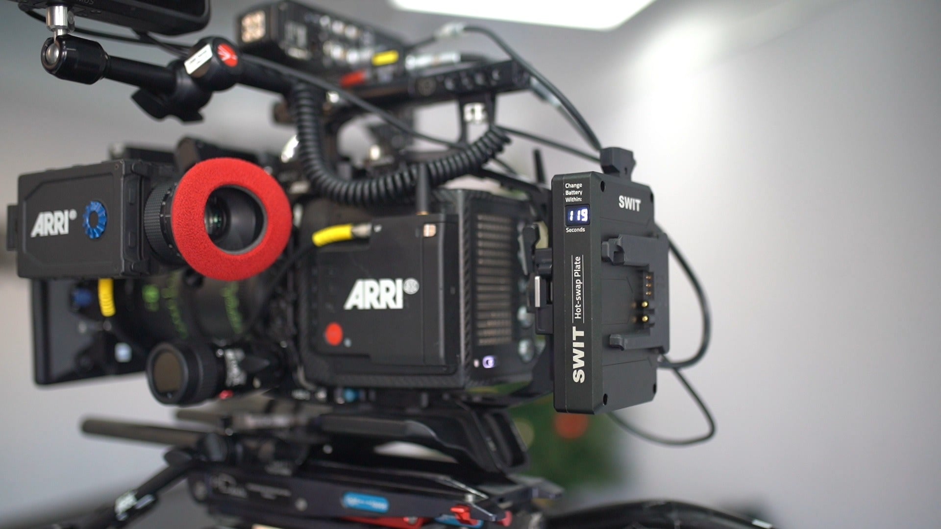 SWIT KA-R30B | High load with multi-sockets Hot-Swap Adaptor, for 28V B-Mount battery to ARRI ALEXA Mini or Mini LF