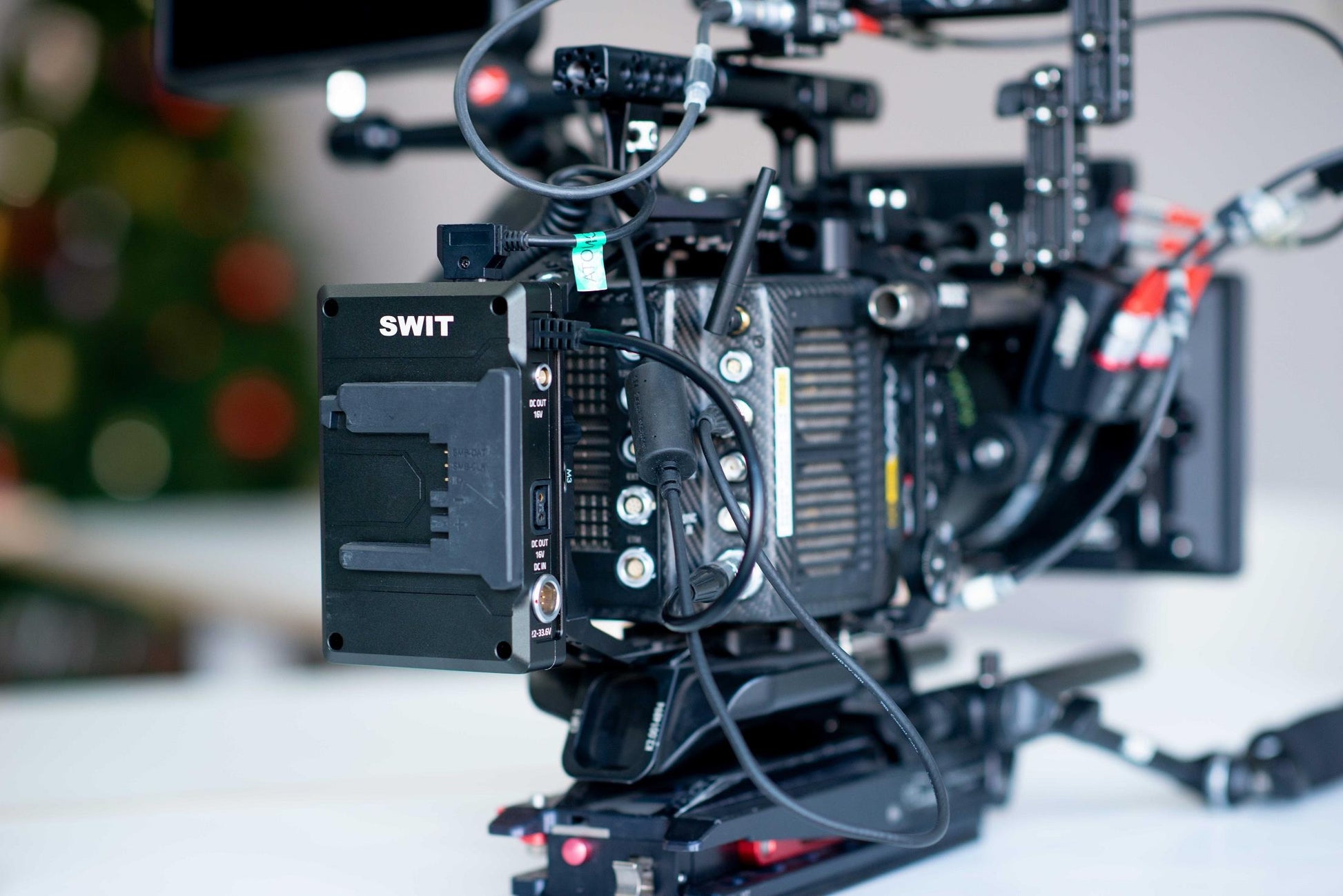 SWIT KA-R30B | High load with multi-sockets Hot-Swap Adaptor, for 28V B-Mount battery to ARRI ALEXA Mini or Mini LF