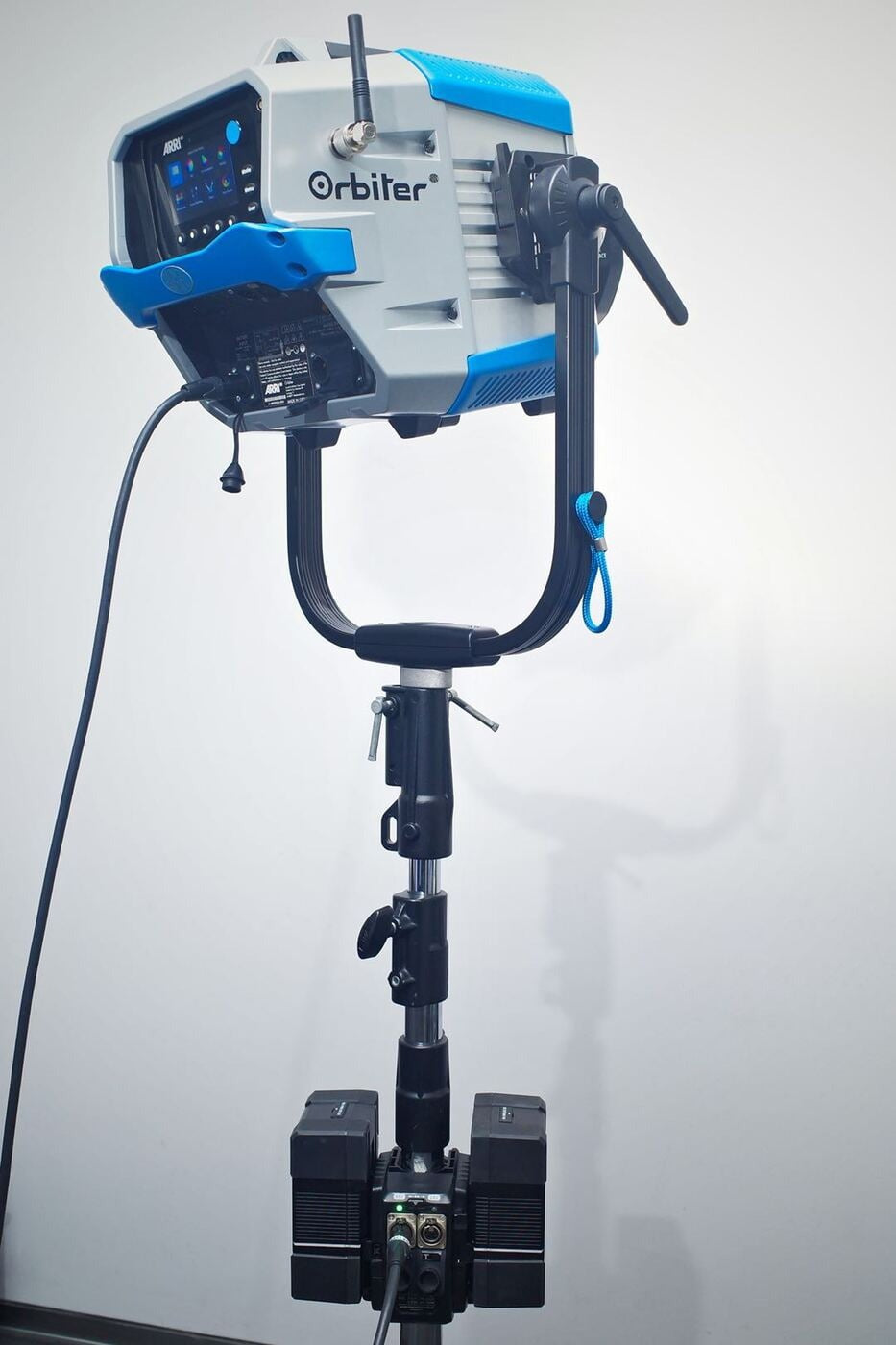 SWIT TD-R210S | 500W Super High load 48V/24V Flexible Stand-mounted Adaptor for dual batteries, V-mount