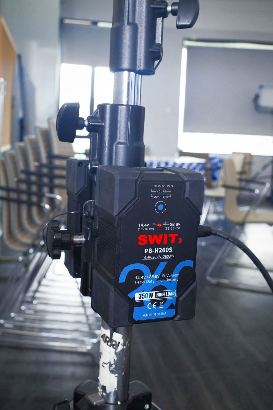 SWIT TD-R210S | 500W Super High load 48V/24V Flexible Stand-mounted Adaptor for dual batteries, V-mount