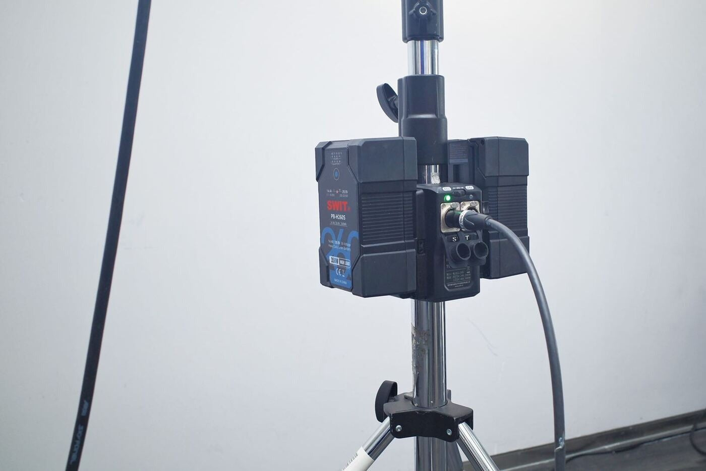 SWIT TD-R210S | 500W Super High load 48V/24V Flexible Stand-mounted Adaptor for dual batteries, V-mount