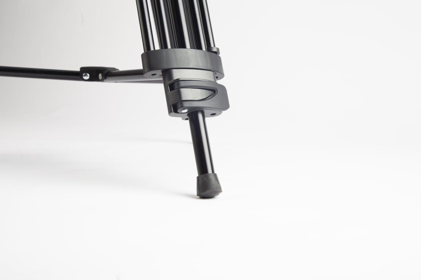 SWIT TOWER100 | Aluminum Camera Tripod KIT, with SWIT TH100A Fluid Video Head, Mid-level Spreader, 10kg Payload, Soft Bag